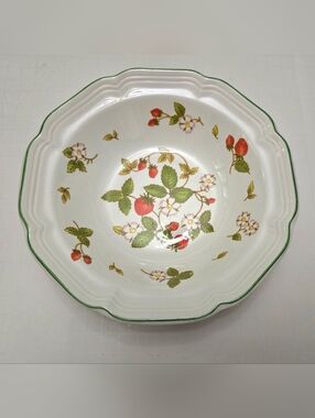 Vintage Hankook Strawberry Scalloped Cereal Bowl 7"  Korea Excellent Condition .